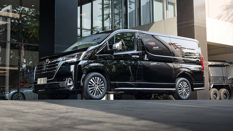 Toyota GranAce G _ 8 Seater - Black